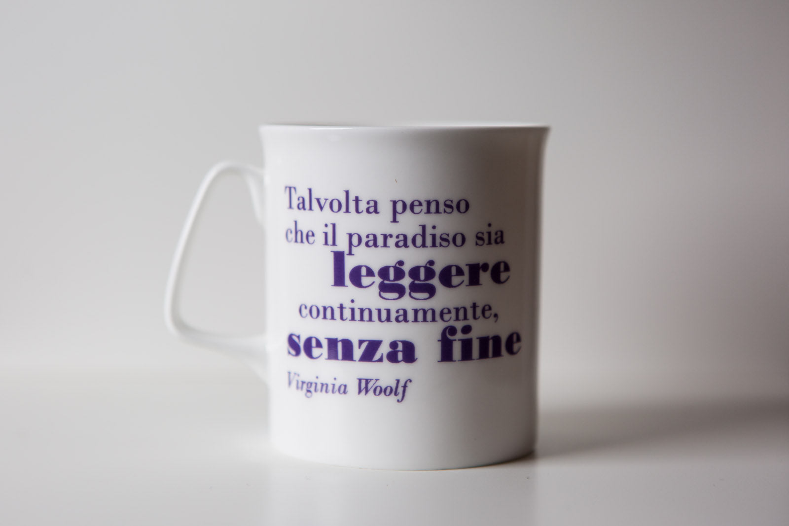 Lampada letteraria - Talvolta penso che il paradiso sia leggere continuamente, senza fine. - Virginia Woolf